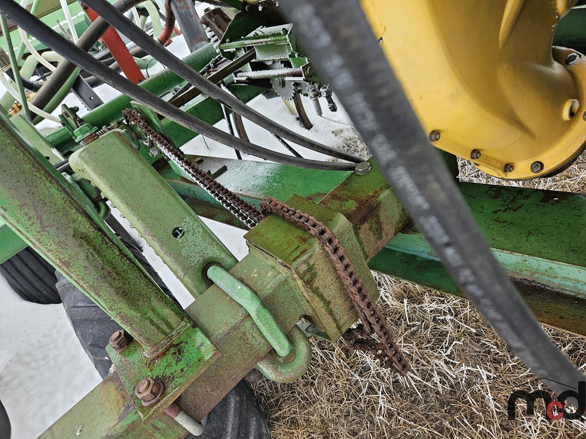 John Deere 655 Air Seeder w/ John Deere 777 Cart